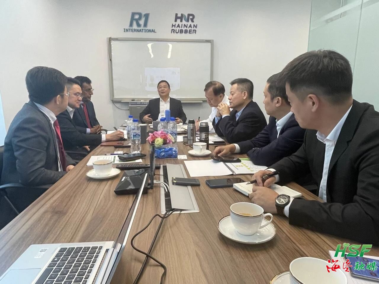 包洪文一行與R1公司座談交流。